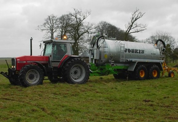 Tracteur citerne gestion déchets près de Rouen