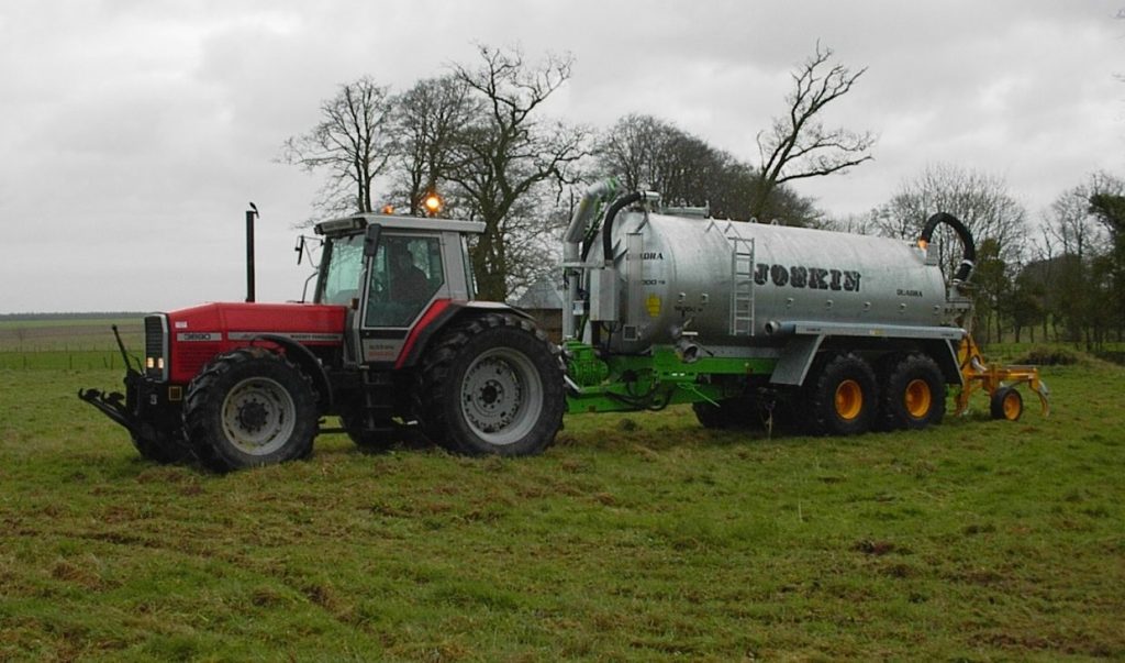 Tracteur citerne gestion déchets près de Rouen